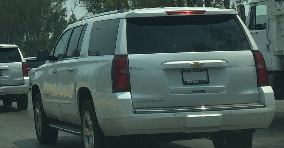 DeyBeaN's tweet photo. @MovilidadJal @Trafico_ZMG @NotisistemaVial @torreszam Por q permitir q stos vehículos andn sin placas y andar custodiando además imprudents https://t.co/rzpcxmC5Gp