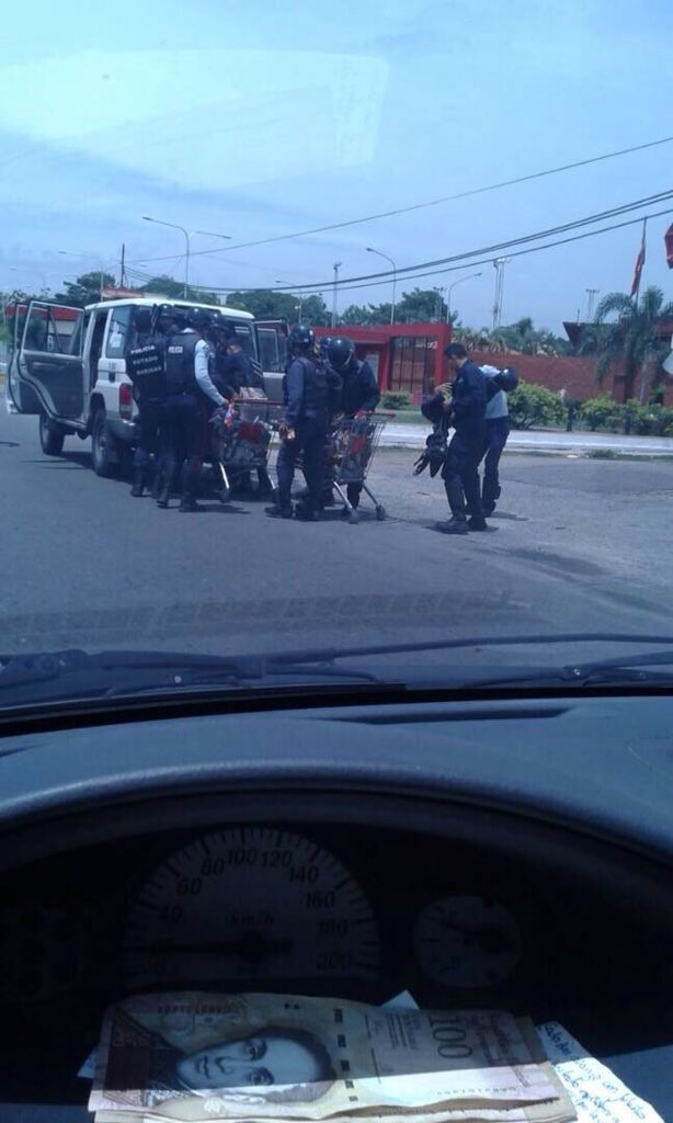 hcapriles's tweet photo. #Barinas Funcionarios de Policía!Narco corrupta cúpula dirige SAQUEOS para desvirtuar protesta,tapar 6 asesinados y encima ROBAR! #23May https://t.co/rze58w2W1n