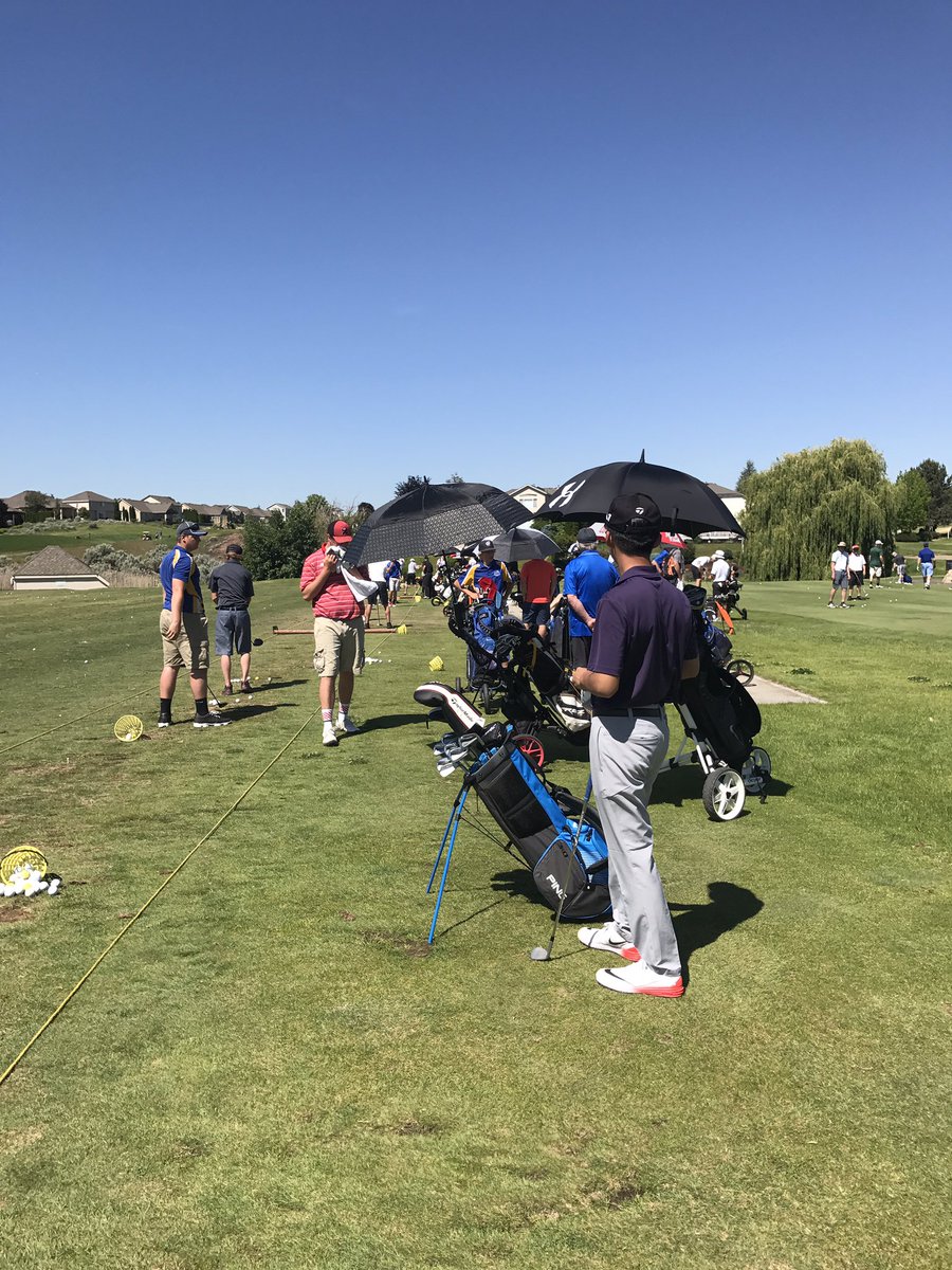 PSAAsharks's tweet photo. Andy just got to the range. Place is packed. #wastategolf #sharksgolf #psaa https://t.co/4A17SltFe2