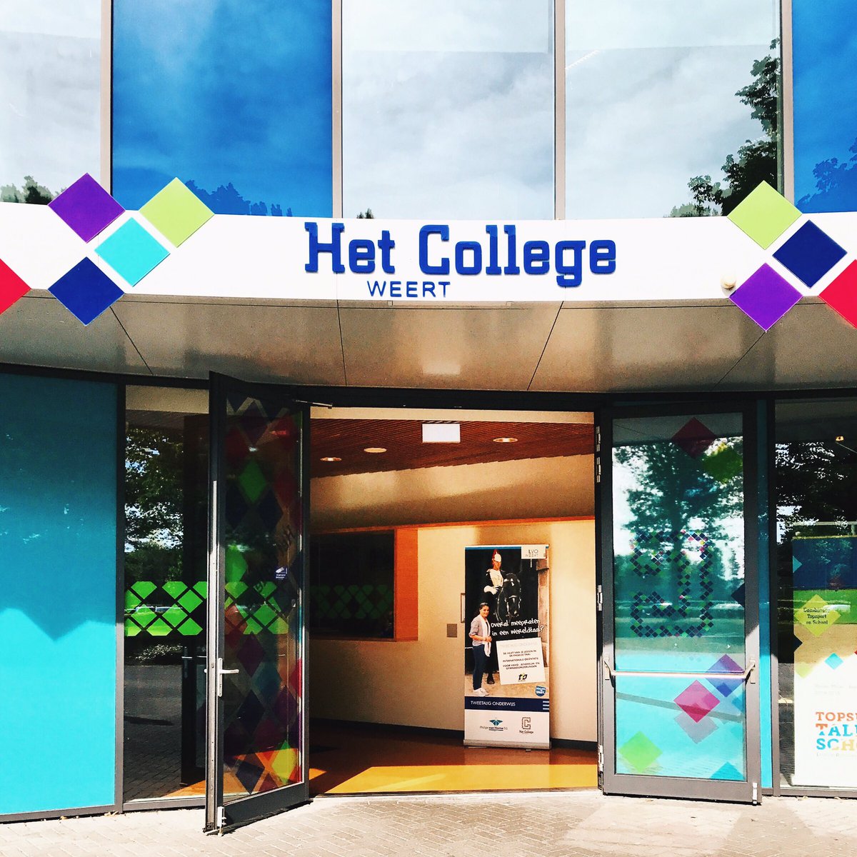 Tessa_Geelen's tweet photo. Back to my roots! Volgende week geef ik een gastcollege over politiek @HetCollegeWeert #zinin 😃👩🏼‍🏫🗣 https://t.co/2vSQJVYgjB