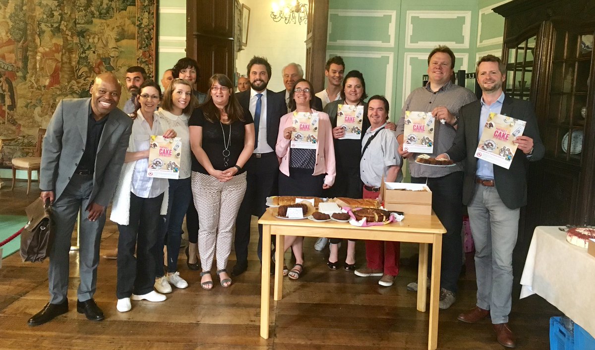 RiodaEmi's tweet photo. #ShareACake au conseil communal dans le cadre du #fairtradechallenge ! 
@FAIRTRADE @SavineMoucheron @Corentinrousman https://t.co/FhtE9jlzKO