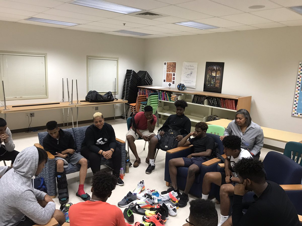 shoetalksstudio's tweet photo. At West Broward High talking brand identity: FILA, FUBU, Converse, vs Nike. https://t.co/bNcYRfeLXT