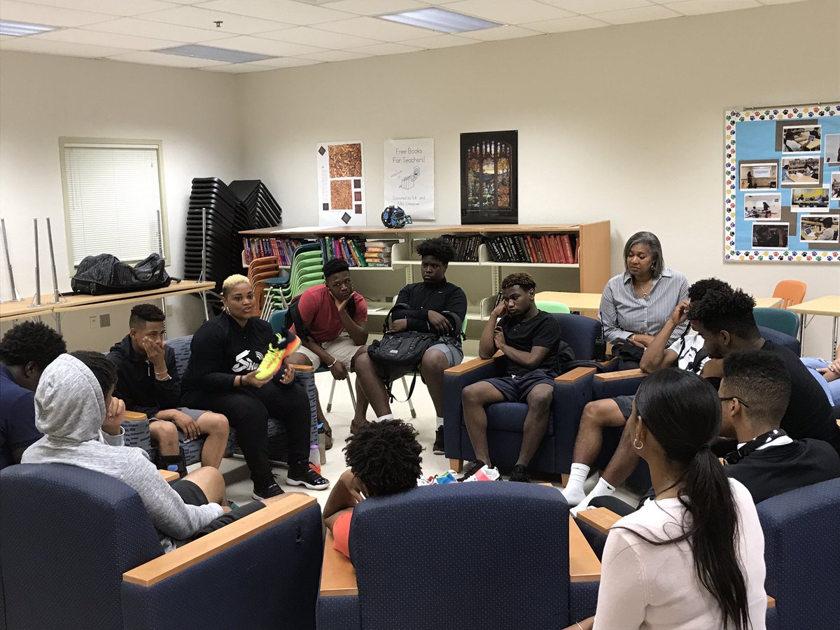 shoetalksstudio's tweet photo. At West Broward High talking brand identity: FILA, FUBU, Converse, vs Nike. https://t.co/bNcYRfeLXT