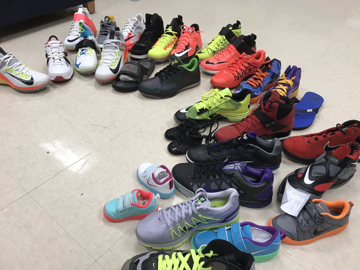shoetalksstudio's tweet photo. At West Broward High talking brand identity: FILA, FUBU, Converse, vs Nike. https://t.co/bNcYRfeLXT