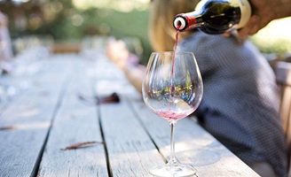 vinologicaes's tweet photo. El #vino se impone a la cerveza en los hogares españoles en valor pero pierde terreno en volumen https://t.co/1fkjRuZG5S vía @TecnoVino https://t.co/UCwoMMzxr3