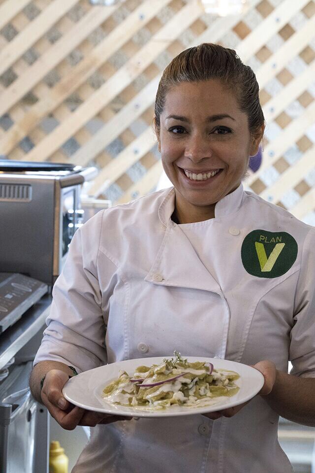 PlanVCafe's tweet image. Ella es Mayu, encargada de nuestra cocina, venezolana de nacimiento, conquistada por Mx, vegana y activista en @AnimaNaturalis #veganpower