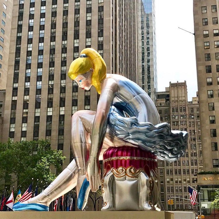 FoolsJournal's tweet image. #Arte: a #NewYork arriva la "ballerina" di #JeffKoons, la gigantesca opera gonfiabile in Rockfeller Plaza. Eccola: foolsjournal2.wordpress.com/2017/05/23/la-…