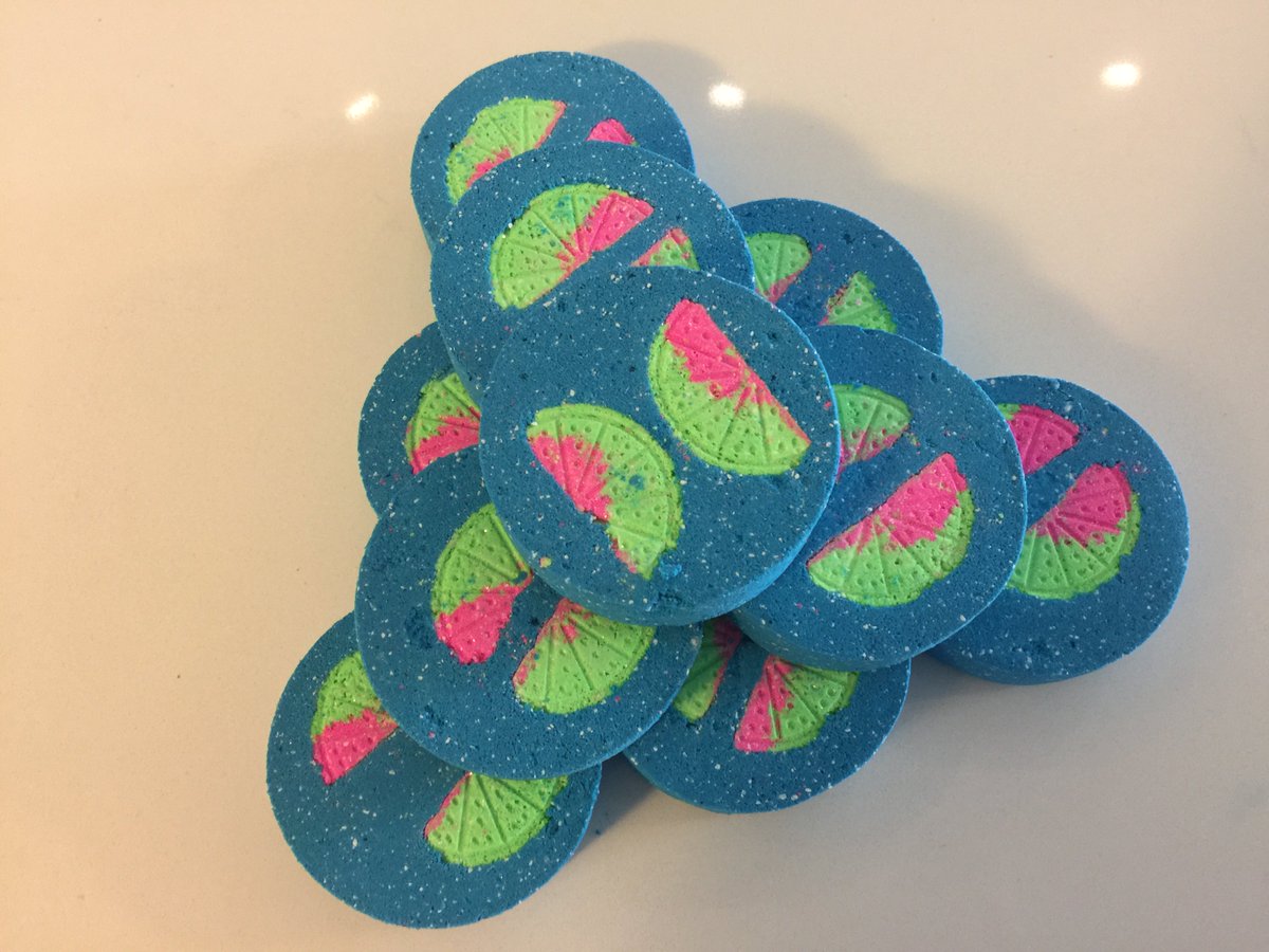 javapigbooks's tweet image. Blue Raspberry Citrus Slice! #bathbomb New batch! #Javapig #Books #Bath and #Body 🐷Smells soooooooo goooooood!