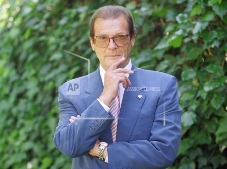 emocurrents's tweet photo. Longest-serving James Bond star Roger Moore dies at 89 https://t.co/eQ6yDsIl9N https://t.co/dyrabZ5m5w
