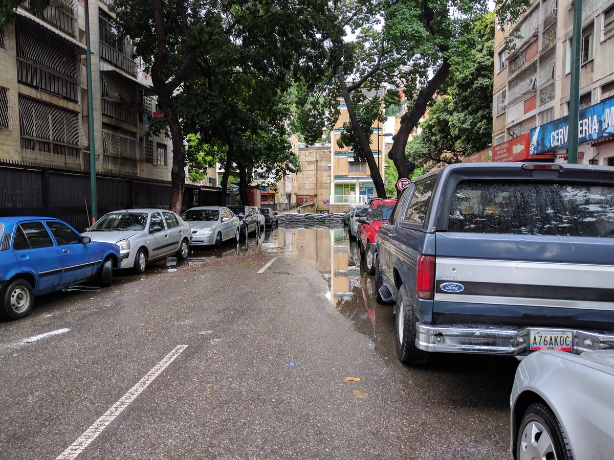 Sargon77's tweet photo. @traffiCARACAS Calle Don Bosco (Farmatodo), Bello Monte, cruce con Av. Miguel Ángel. https://t.co/iLTcjnilpt
