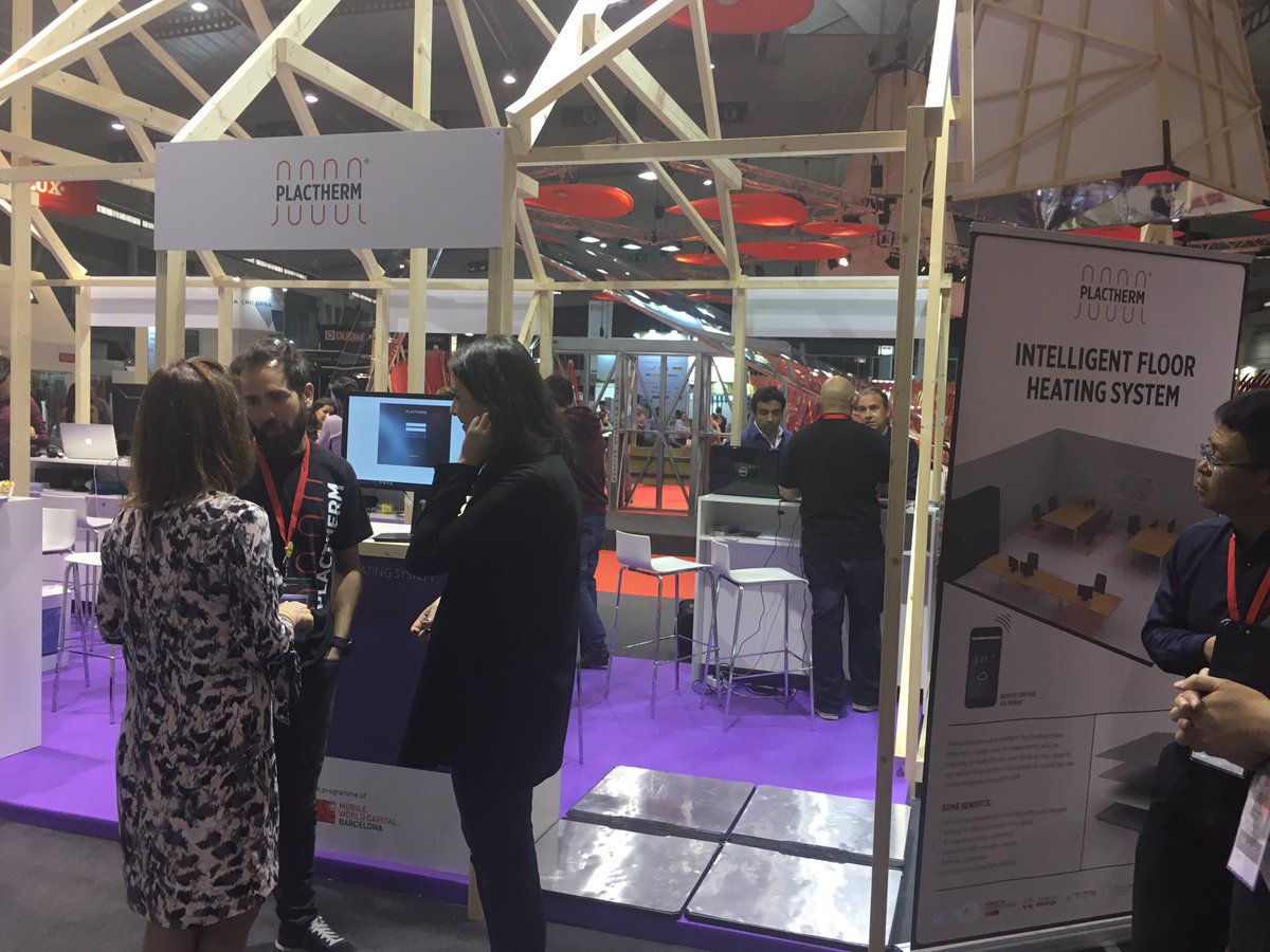4YFN_MWC's tweet photo. More #startup booths bustling with business in the @ConstrumatBCN #FutureArena #4YFNbbc17 https://t.co/tyk1YbLE39