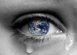 _Laurence_Motor's tweet photo. #ManchesterBombing @ArianaGrande 
This world is so sick now😖 It makes us, all very sad... 😔 this is so unfair... 😖 https://t.co/fdn9FF4xjW