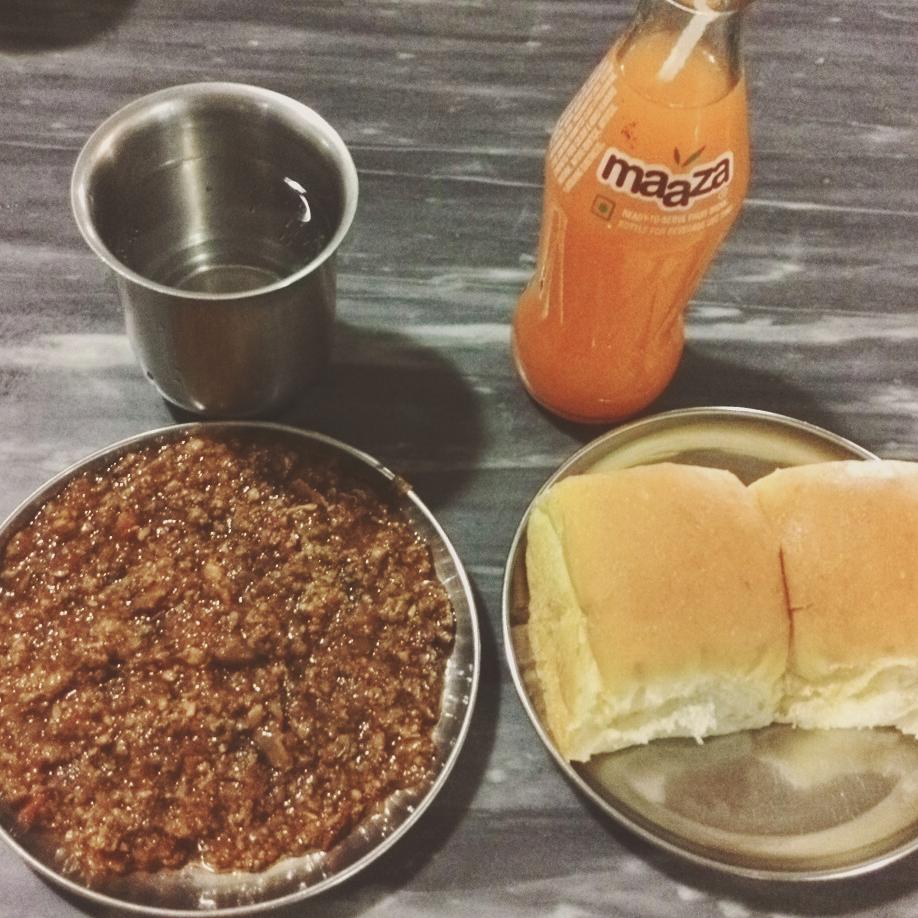 cheap_thrills96's tweet photo. Kheema Pav (mutton) #kheemalove
#meal #mumbai #food #travelbag #food #foodporn #foodart #foodaddict #foodlover #foodtravel #mincedmutton https://t.co/pHBcfetMhD