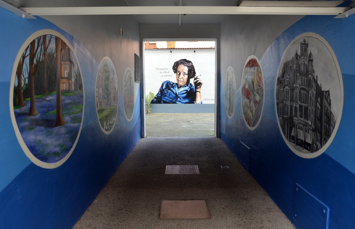 Essential listening: Our Co-I Lyndsey Stonebridge's thought provoking interview with <a href="/kristatippett/">Krista Tippett</a> on #Arendt 

refugeehosts.org/2017/05/23/thi…