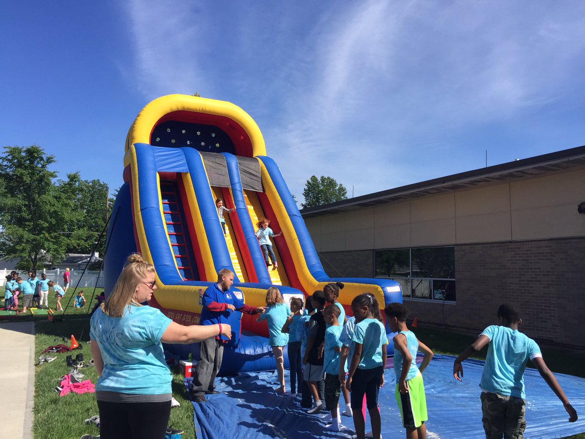 ReynSchools's tweet photo. Mini golf, relay races and bounce houses, oh my! It's Field Day at #FrenchRun! @t_holdren https://t.co/s7csdXbs4m