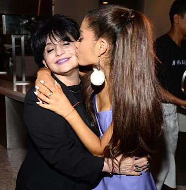 Z100NewYork's tweet photo. #ArianaGrande’s mom rushed #Arianators backstage to safety during #ManchesterBombing 🙏https://t.co/J0HafNbhU7 https://t.co/srYkbChIZQ