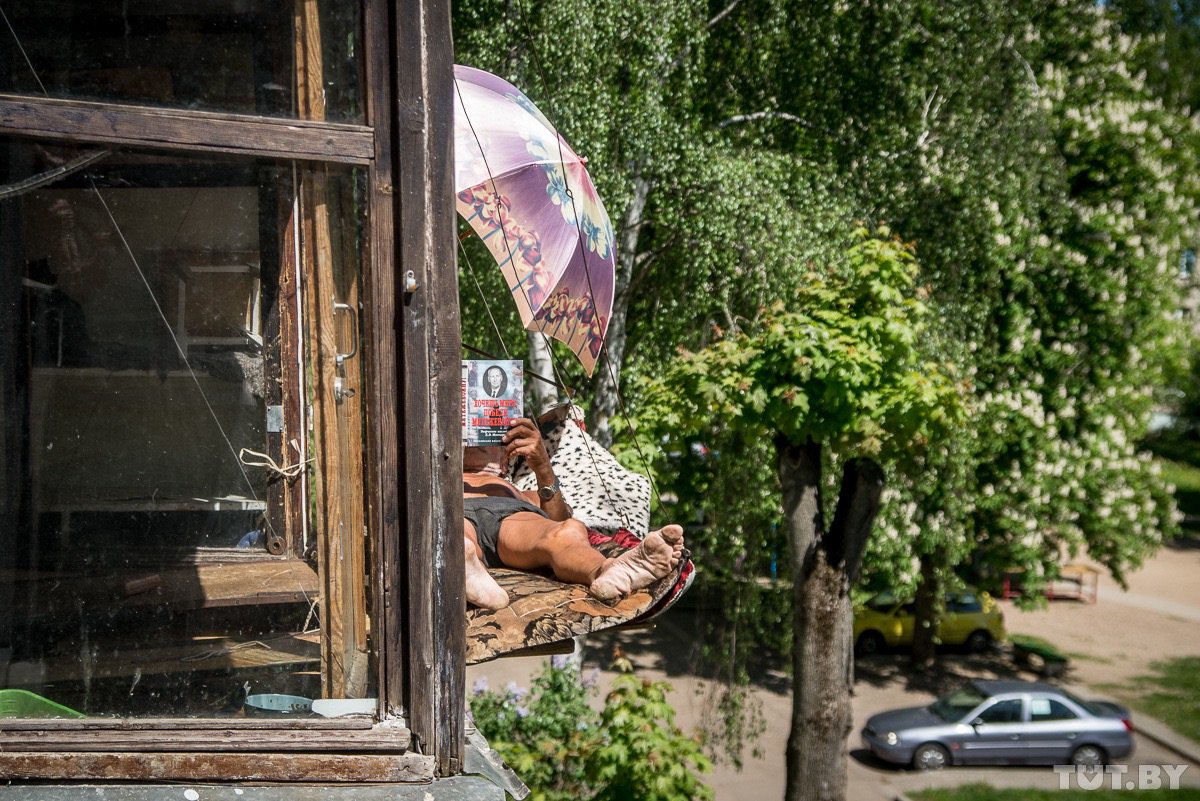 Загар в окне. Соседи загорают. Соседи загорают. Соседние балконы. Соседи загорают.