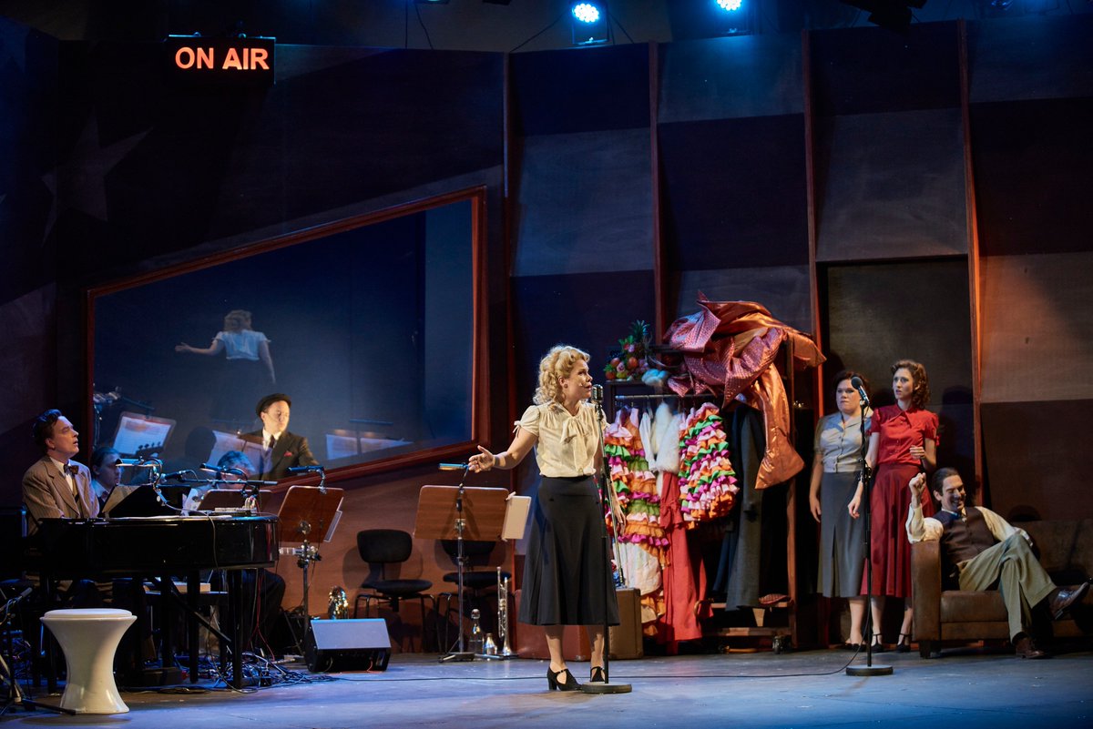 theaterRGNSBRG's tweet photo. »Sie singen betörend.« @b5aktuell über unsere #SistersOfSwing (ca. Min 17:15) https://t.co/UoOLanm2eo, Infos: https://t.co/19PbIorXID https://t.co/0YIApUERBQ