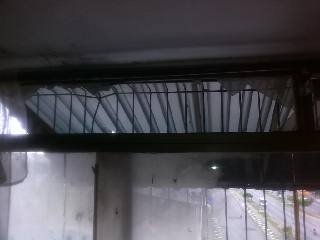 OsnielOrozco's tweet photo. Colectivos ayer #22May, reventaron a punta de cohetes y piedras las ventanas de los Edif de la Urb. Sucre, mi casa no se escapo del Ataque. https://t.co/hjAD9LhgIN