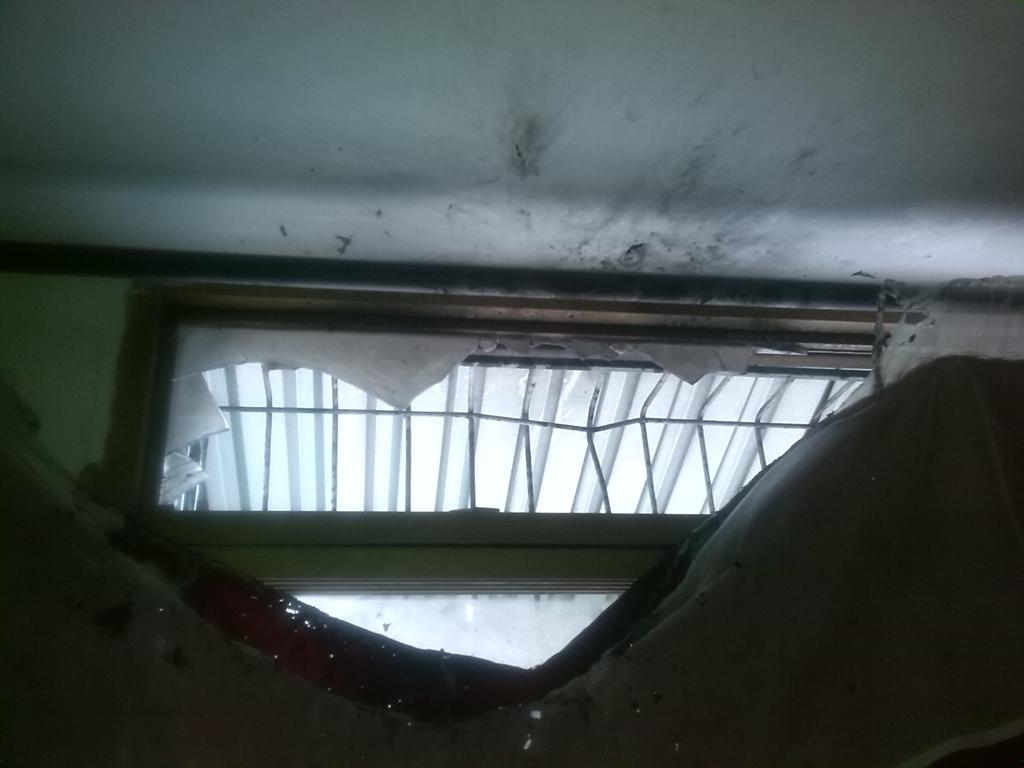 OsnielOrozco's tweet photo. Colectivos ayer #22May, reventaron a punta de cohetes y piedras las ventanas de los Edif de la Urb. Sucre, mi casa no se escapo del Ataque. https://t.co/hjAD9LhgIN