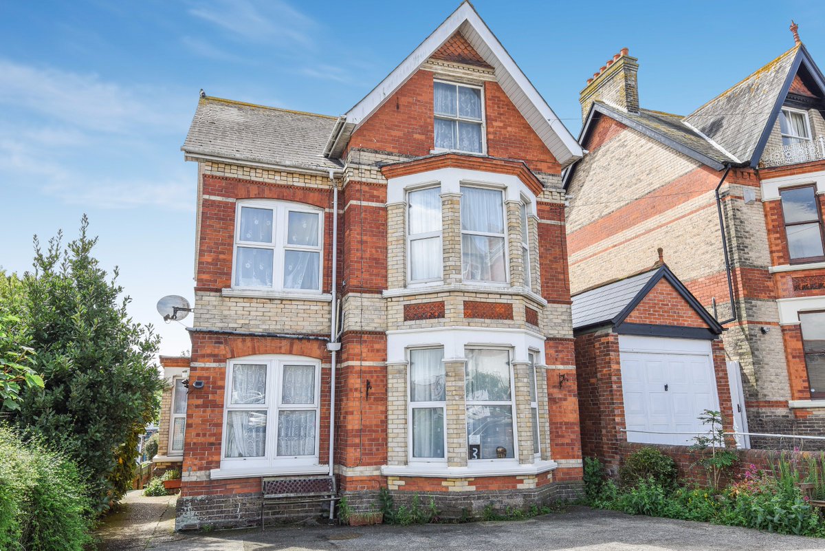 SymSamPoundbury's tweet photo. #property Detached house with over 2300sqft of accommodation within a few hundred yards of the beach #weymouth.Call 01305 251154 for details https://t.co/vyjVeSZwXK