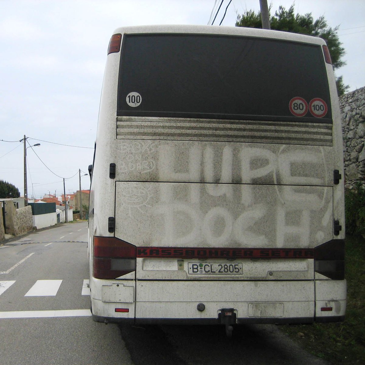 sofa_surfers's tweet photo. Our tourbus @ Portugal - honk if you are getting cabin fever!!!
#year2006 #redalbum #tour #tourbus #portugal #sofasurfers #20years https://t.co/wnr8rNpves