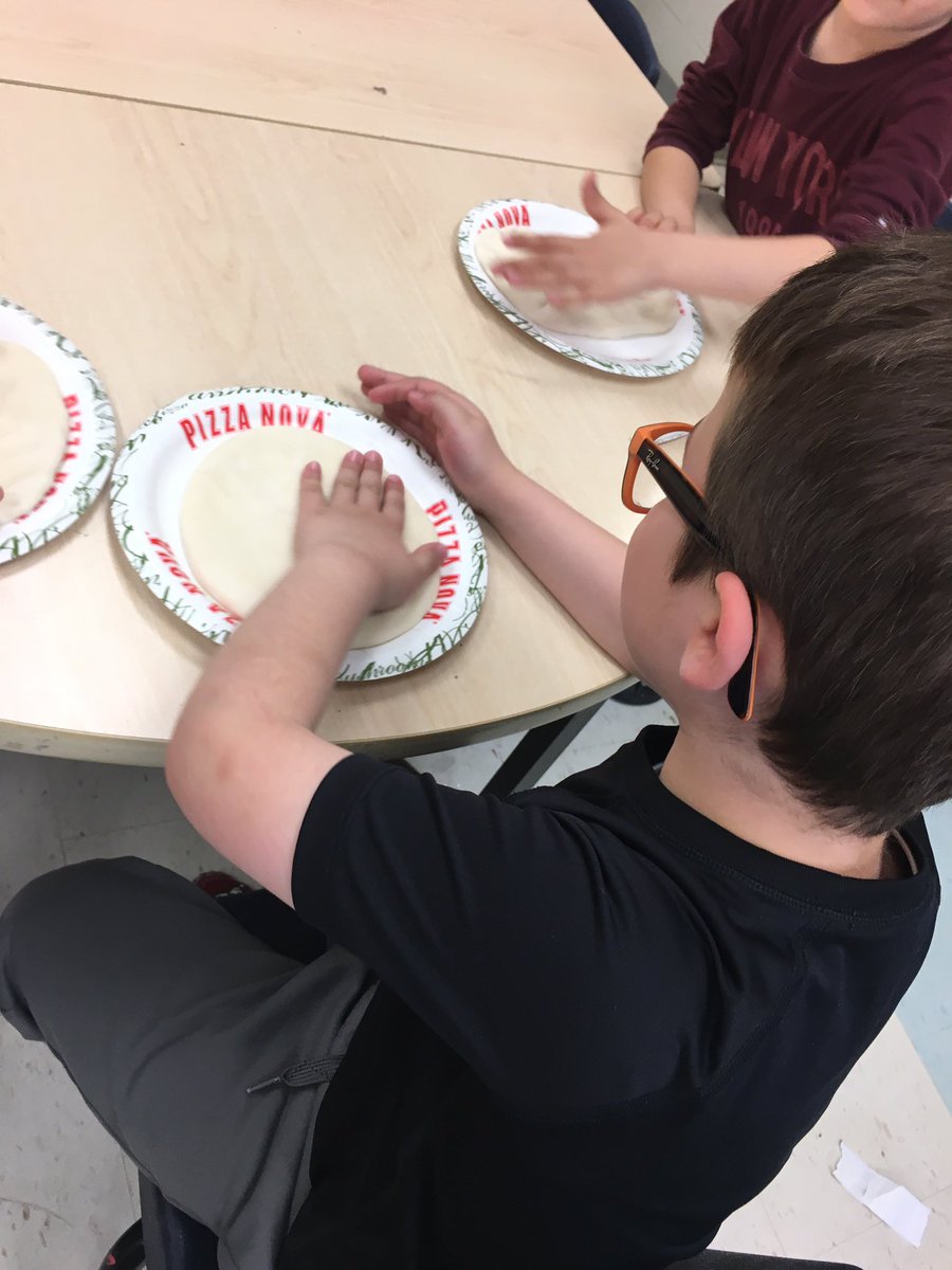 jacq_u_tan's tweet photo. Pizza making workshop #kinder117 #creatingthespaces https://t.co/QyChVE38Ec