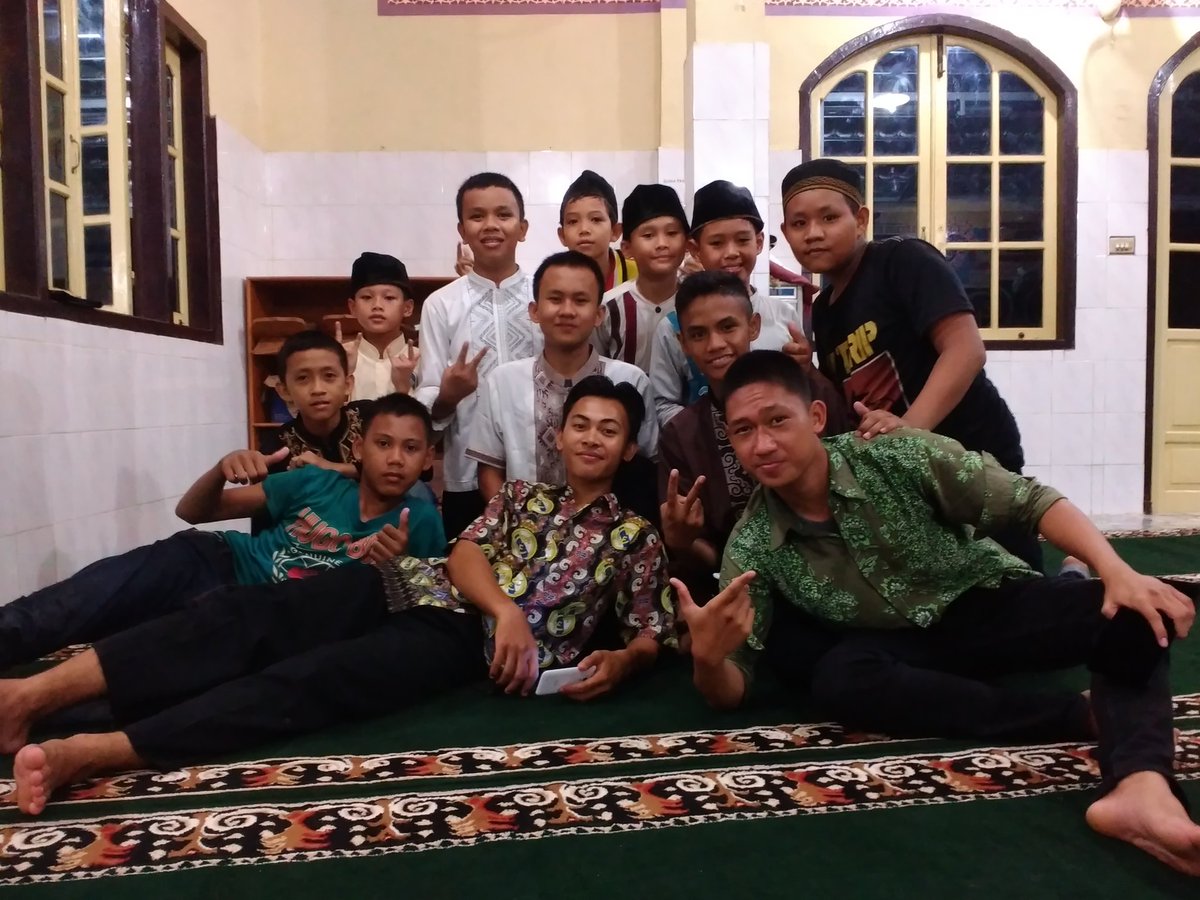 RENDRAGUST's tweet photo. #OTS7SambutRamadan          ngumpul bareng di masjid sambut ramadan https://t.co/8wQCp9tdvX