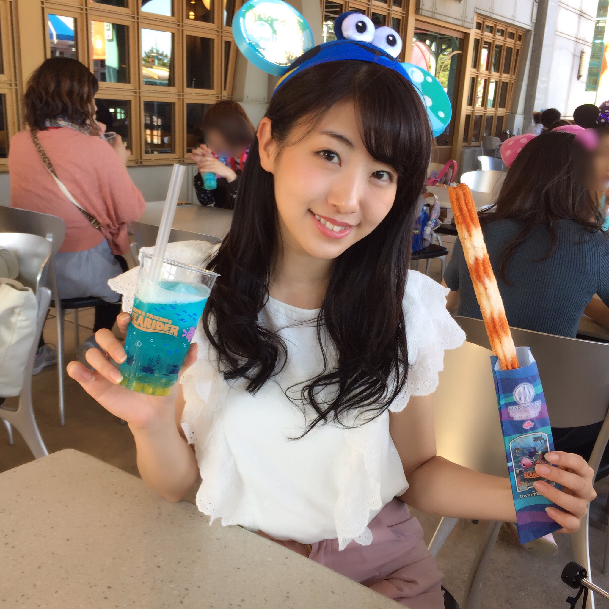 関根ささら 放課後プリンセス 今日はディズニーdayでした ひなと合流したんだけど合わせてないのにお互いニモドリーの イヤーハット買ってた ホライズンベイレストランのテラス横で発売したニモ フレンズチュロスとディープシー