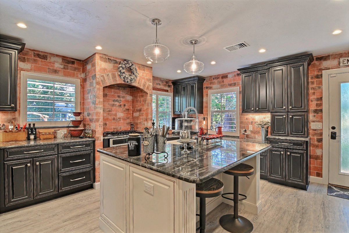 MichaelGThorpe's tweet photo. MOVE-IN READY, newly renovated! Luxurious, spacious 2BR, 2.5BA  McAnsh Park #verobeach #beautifulhomes $389k https://t.co/zdlOy5wKox https://t.co/sPD5gYeZZN