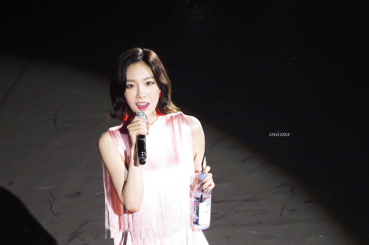 [PIC][18-05-2017]TaeYeon khởi hành đi Đài Loan để biểu diễn tại 3 đêm Concert “PERSONA” vào hôm nay - Page 7 DAhXGCQWsAIVEeK