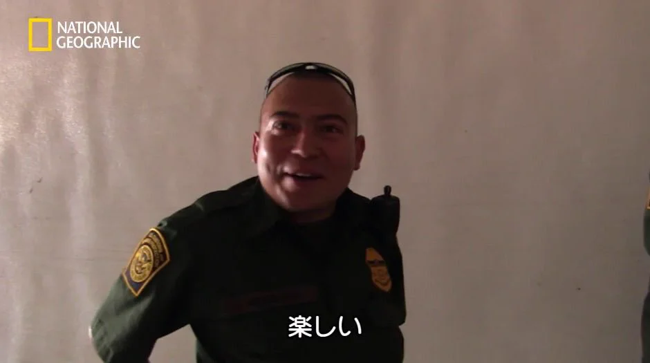 まるで少年のような笑顔wwアメリカの国境警備員の麻薬捜索の楽しみは物を壊せることww