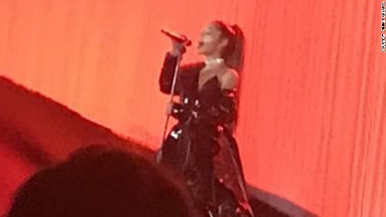 CNNEE's tweet photo. ÚLTIMA HORA Ariana Grande suspende su gira tras el ataque terrorista en Manchester https://t.co/lCxONd098m https://t.co/xd9jeTKdMh