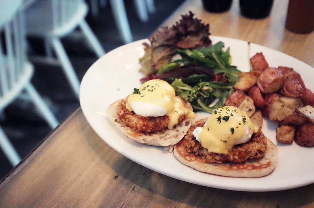 Crab benedict for #brunch, any day of the week!
#breakfast #lunch #lunchtime #benedict #crab #hollondaise #eggs #yum #newforkcity #crabcake