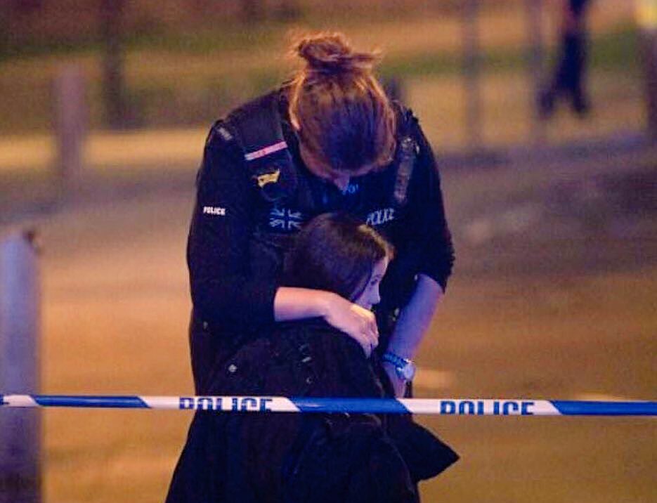 eleym01's tweet photo. A picture tells a thousand words! #Manchester #EmergencyServices #heroes https://t.co/UtsFvkkDmA
