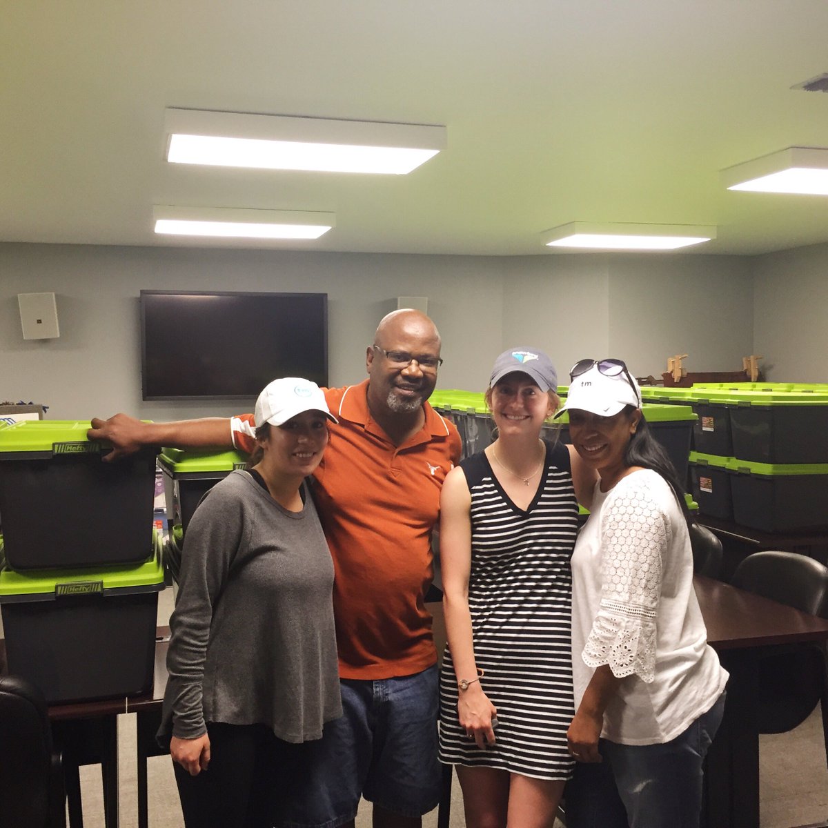 tmadvertising's tweet photo. Our TM folks volunteering at the Boys and Girls Club of Greater Dallas! #tmadvertising https://t.co/5Pav8mvQc1