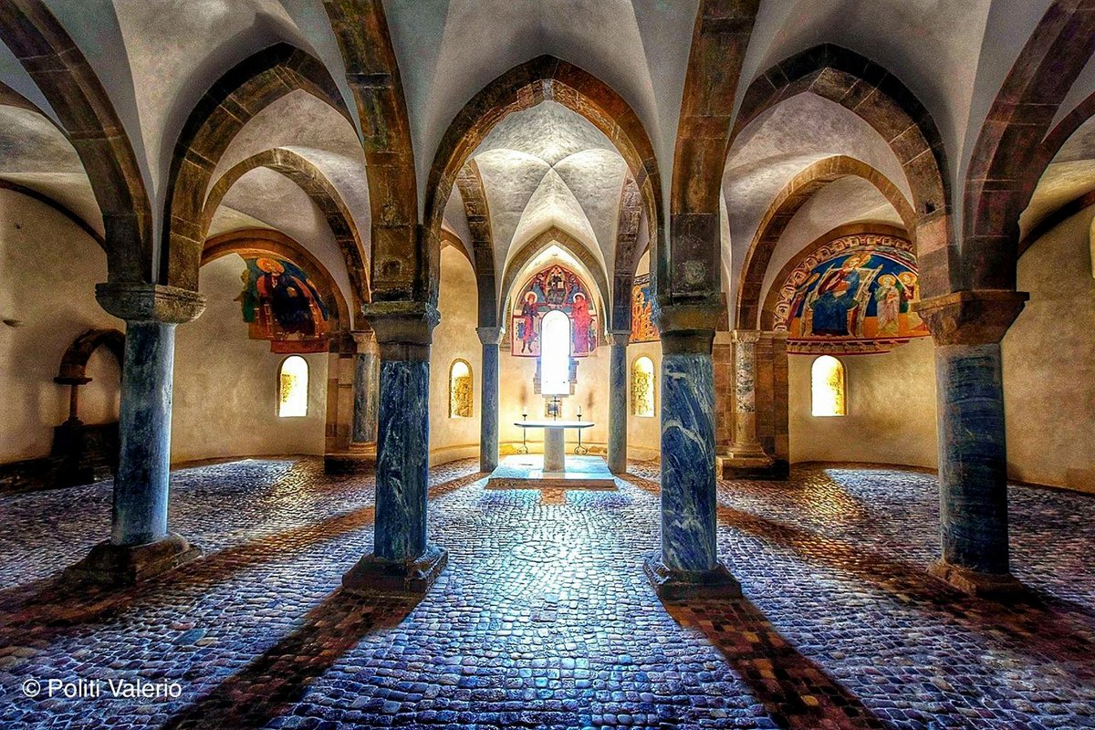 Italia's tweet photo. Che spettacolo la cripta dell’Abbazia di San Giovanni in Venere a #Fossacesia (Ch), tra le più belle in #Abruzzo https://t.co/IOyC5IHnKI https://t.co/0AzAZeABlJ
