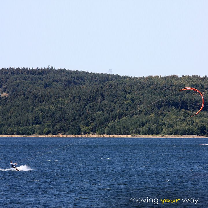 Europcar_BE's tweet photo. Dichtbij Langogne in Frankrijk vind je het mooie Naussac meer. Ideaal voor watersporten! #surfen #kayakken #vissen #kitesurfen #CityFeature https://t.co/rqqkQsntl1