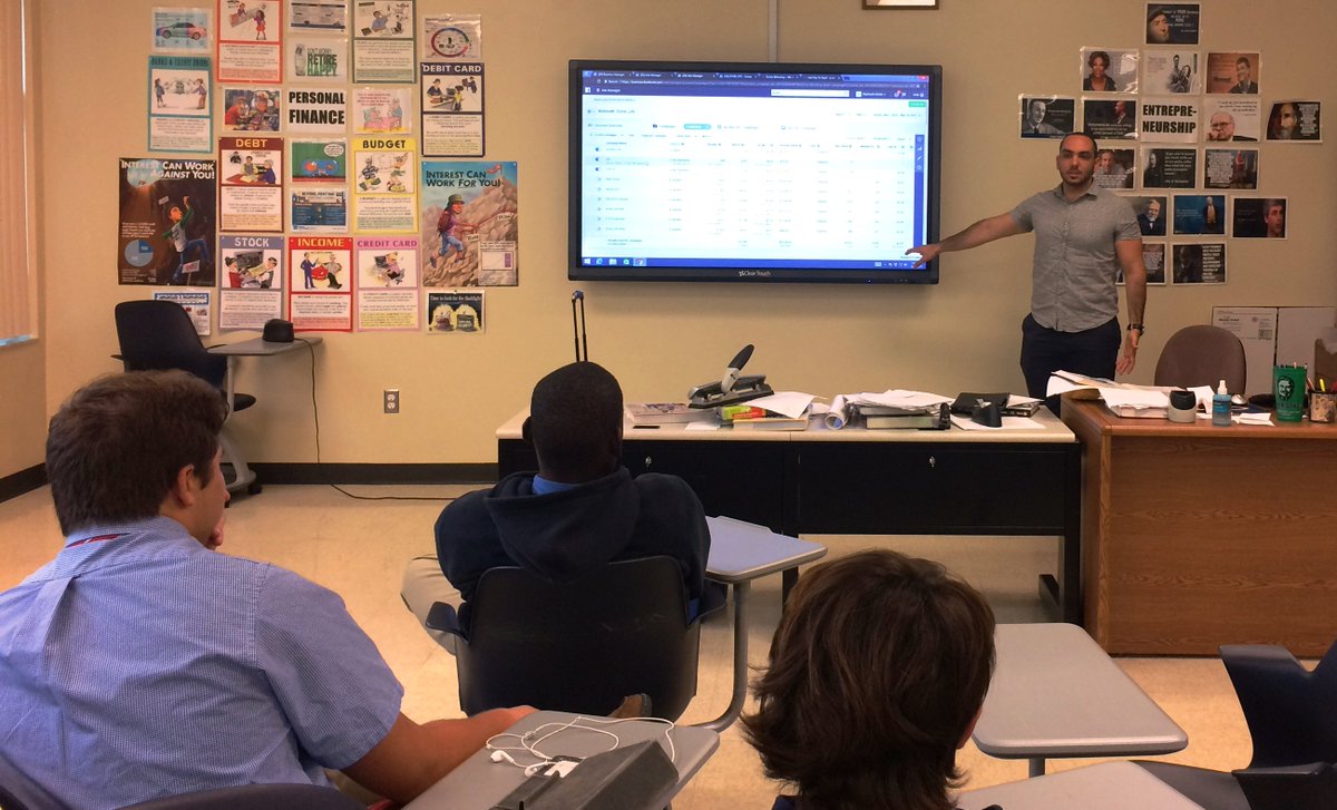 ColumbusHS_Mia's tweet photo. Marc Boulos '12 spoke to Mr. Corazon's class last week about the power of Social Media Marketing! @rightsydemedia #CPride #Adelante https://t.co/cutKiz5AqI