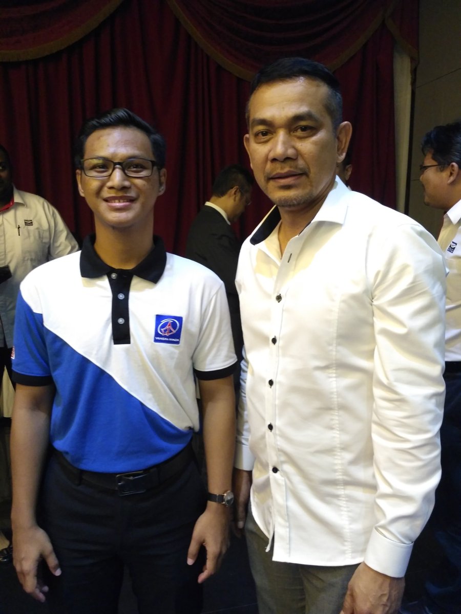 sh4f33zR's tweet photo. Alhamdulillah.. Selesai sudah.. Bukan senang nak bergambar dengan orang besar2 #TN50 #TEAMPIMPIN https://t.co/WZ9oiljCWS