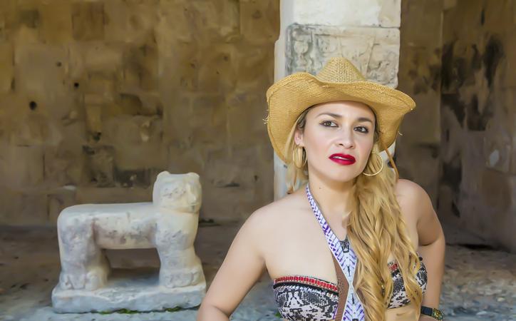 novedadesqroo's tweet image. @EdithEncalada83 lanza su segundo sencillo. Lee más: bit.ly/2rMYSD2