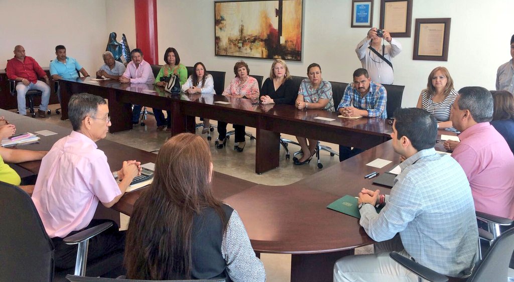 JorgeMoranD's tweet photo. Firma de convenio con el Sindicato Mayoritario del @AyuntTorreon https://t.co/qVRT1TROHc