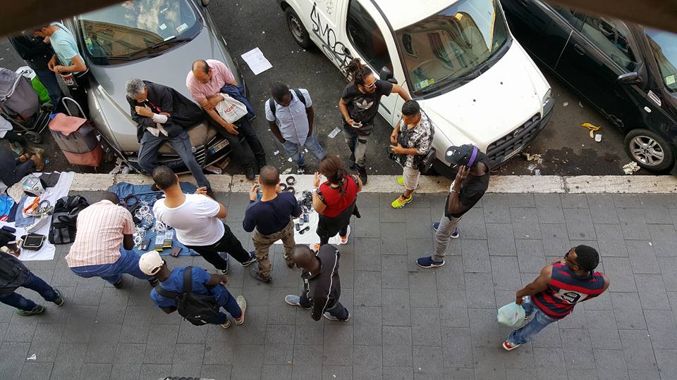 romafaschifo's tweet photo. Da non credere. All'Esquilino il mercatino abusivo di Via Principe Amedeo, ora. Raccapriccio totale. https://t.co/Y530yj1WN5