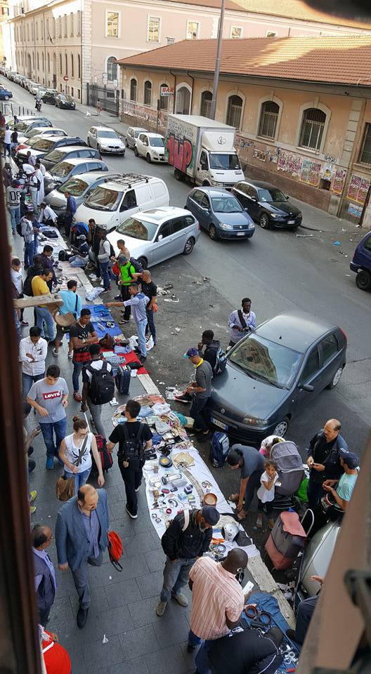 romafaschifo's tweet photo. Da non credere. All'Esquilino il mercatino abusivo di Via Principe Amedeo, ora. Raccapriccio totale. https://t.co/Y530yj1WN5