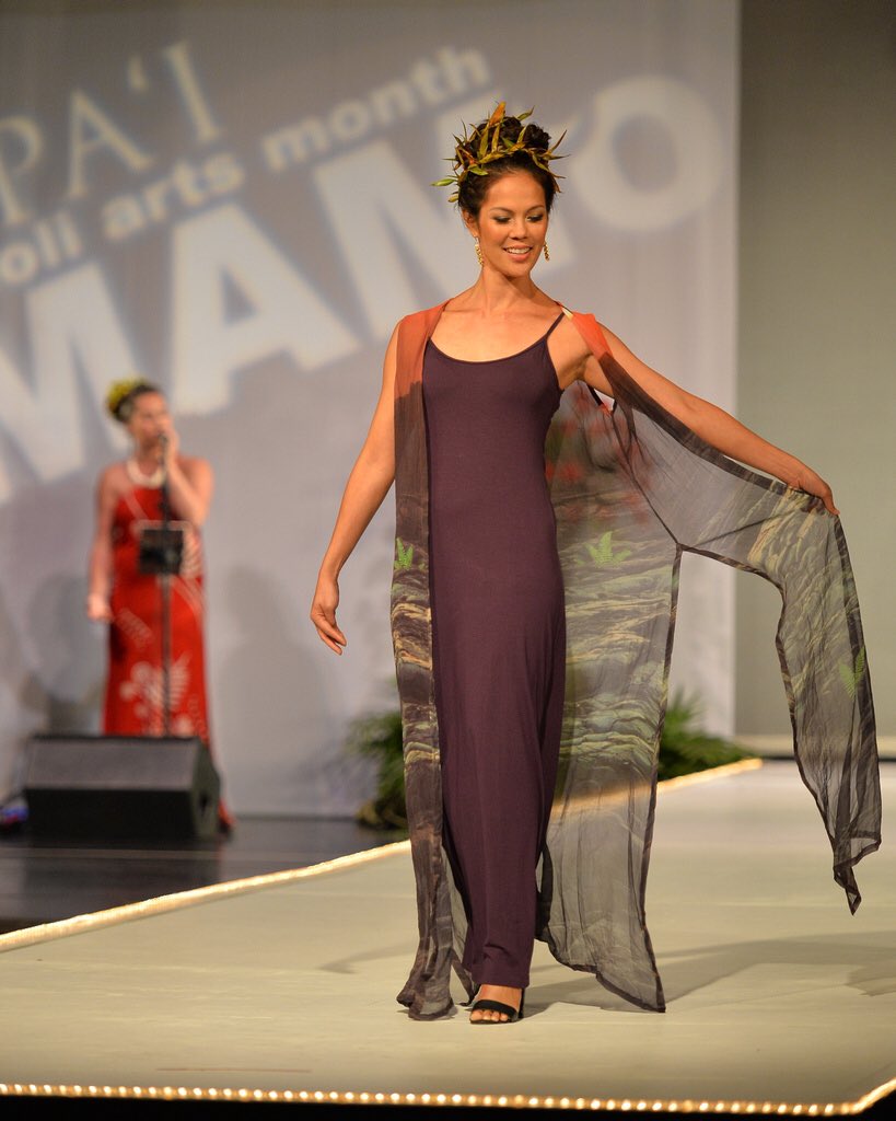 Mahealani's tweet photo. I felt like a Hawaiian fairy in an autumn forest. #mamowearableartshow2017! #modeling #hawaiianfairy #falltale #autumn #fall #hawaiitheatre https://t.co/LSvyKN3f9Q