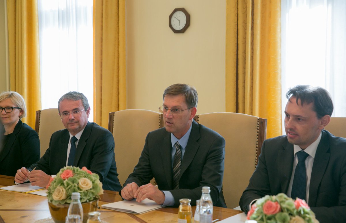 ratasjuri's tweet photo. Had a warm welcome from Prime Minister @MiroCerar. Fruitful discussion on improving econ. relations and IT cooperation as well as #EE2017EE https://t.co/gYOxm6w9lJ
