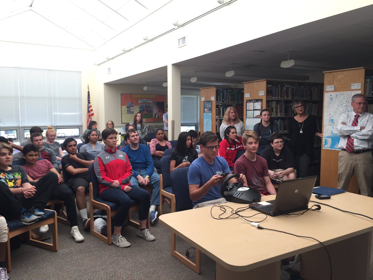 akempe1's tweet photo. #BlockIsland students showing how tough it is to keep your eyes on the road when using a cell phone. #itcanwait https://t.co/8Qf4H2JTKC