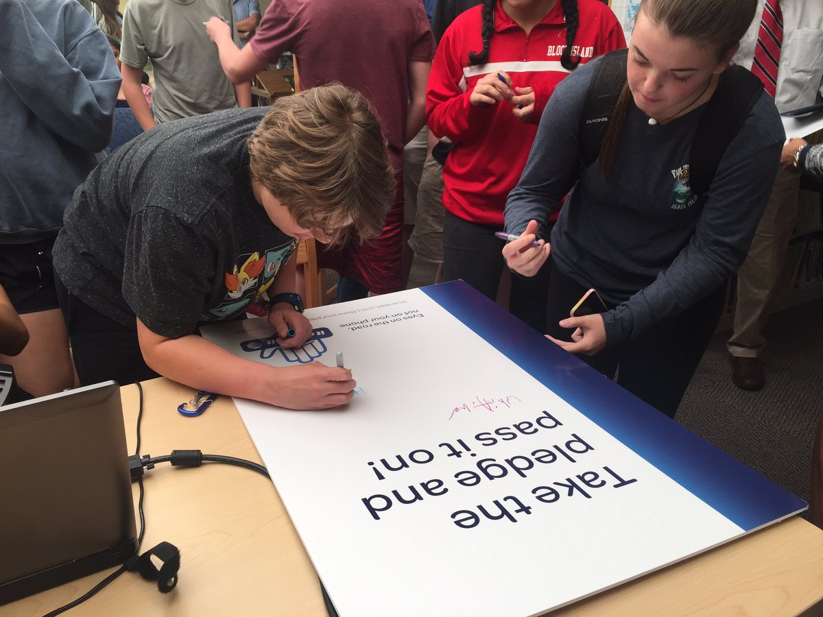 #BlockIsland students showing how tough it is to keep your eyes on the road when using a cell phone. #itcanwait