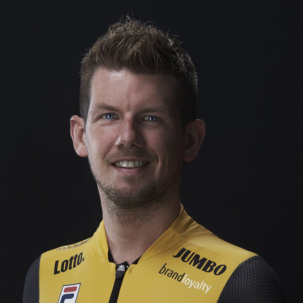 16dorpen's tweet photo. 16 dagen, nog 2 vragen. Wie is deze bekende schaatser die donderdag het startschot komt lossen bij de 120 en 75 km? Photo @LottoJumbo_ice https://t.co/jwpYi43XQF
