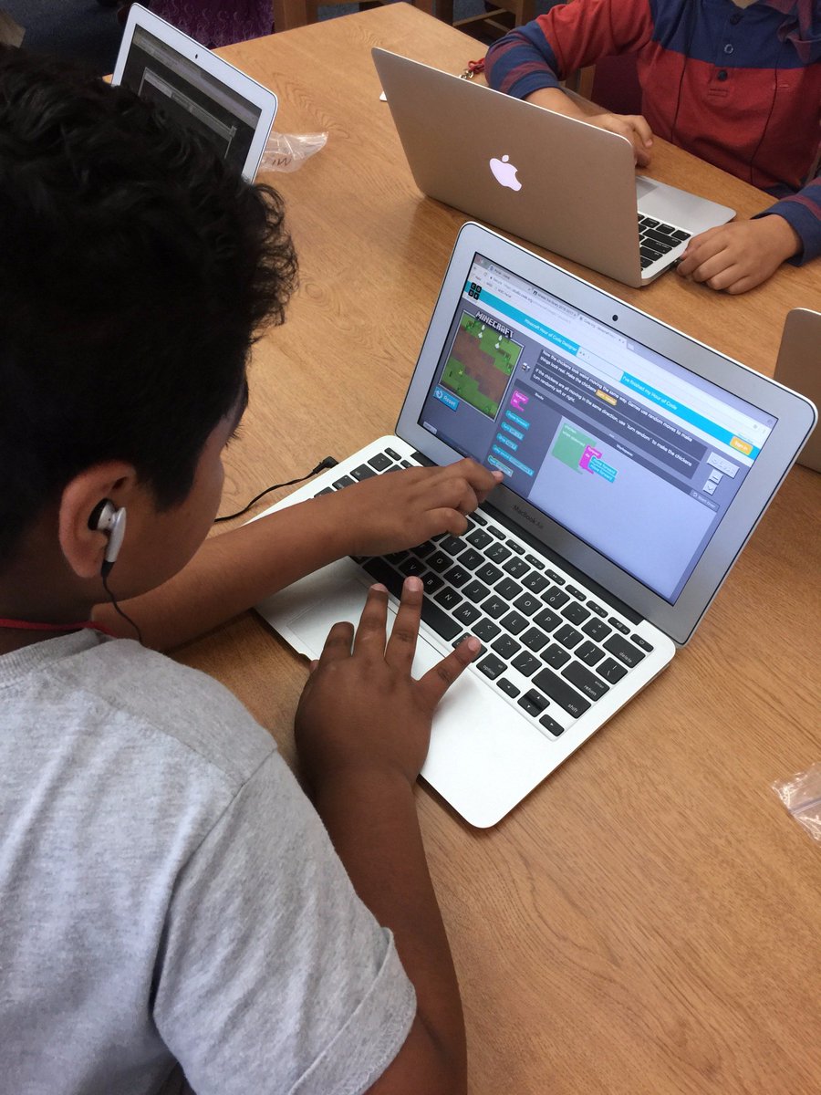 henriehawks's tweet image. Coding in the library. We are getting ready for the future! #henriehawks @codeorg #misdlibrary